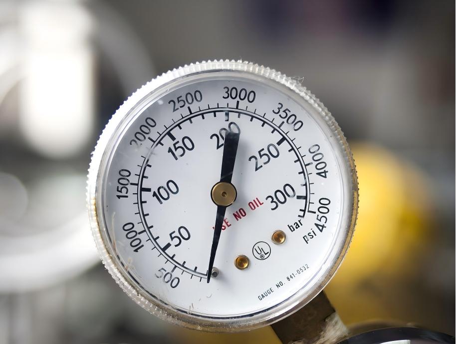 Dual-scale industrial pressure gauge (0-300 bar / 0-4500 psi) with "USE NO OIL" label, UL mark (model 841-0532). Needle points to ~200 bar (~3000 psi), used for pressure monitoring in fuel pump test benches.
